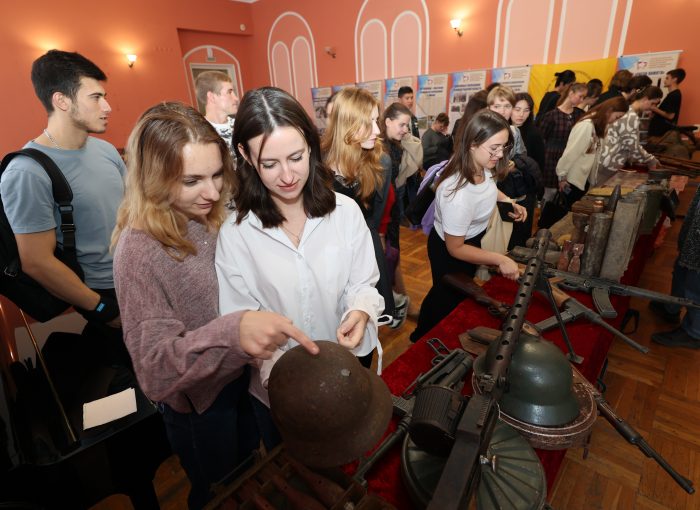 Астраханские патриоты провели Уроки мужества и патриотические выставки в Астраханской государственной консерватории